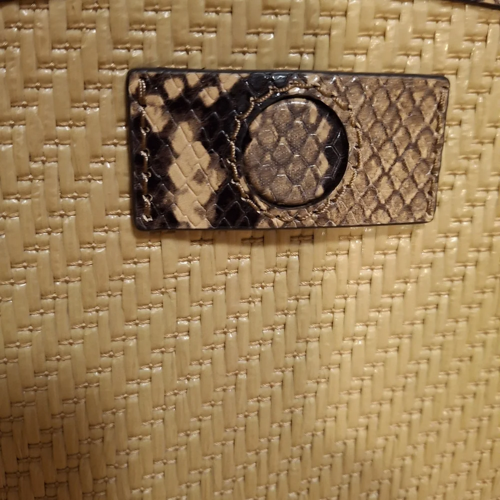 Michael Kors Izzy Meduim Fan Straw Tote - Picture 15 of 16